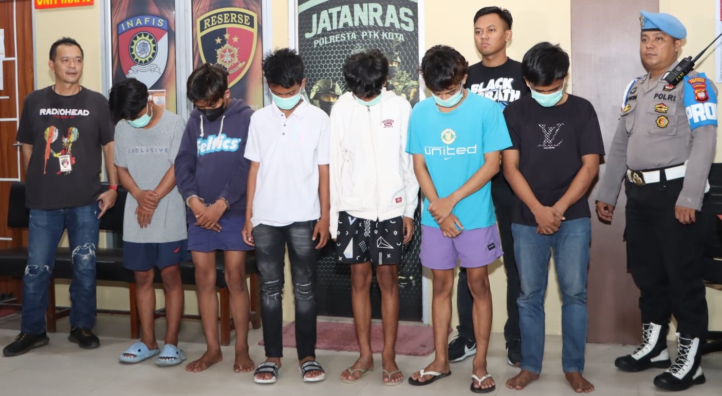 Sejumlah anak-anak dan remaja di Kota Pontianak yang diduga akan melakukan perang sarung dan tawuran menggunakan senjata tajam diamankan polisi. Foto: HYD/Jurnalis Pontianak