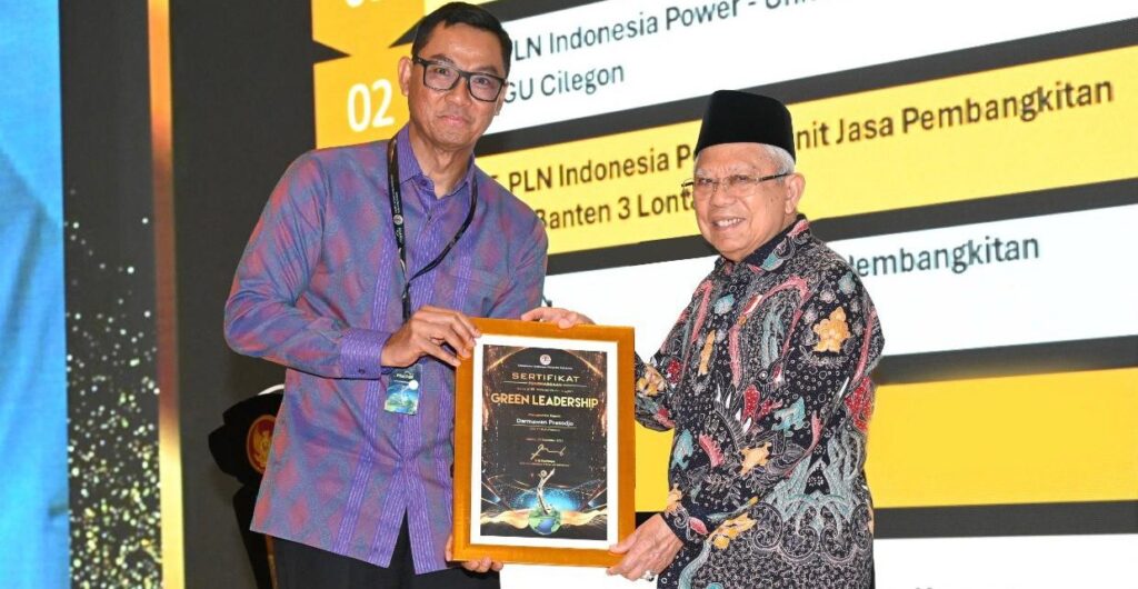 Direktur Utama PLN, Darmawan Prasodjo mendapat penghargaan tertinggi, Green Leadership Utama pada Anugerah Lingkungan PROPER dan Kinerja Pengelolaan Lingkungan Hidup Daerah 2023 oleh Wakil Presiden Ma’ruf Amin pada Desember 2023. Foto: Dokumentasi PLN